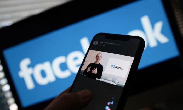 한 이용자의 휴대폰 화면에서 페이스북 CEO 마크 저커버그가 META 로고를 공개하고 있다. |CHRIS DELMAS/AFP via Getty Images