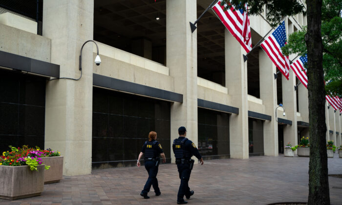 FBI 요원들이 미국 워싱턴DC의 FBI 청사 앞을 지나고 있다. 2022.7.21 | 충이호/에포크타임스