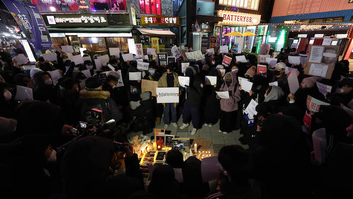 11월 30일 홍대 거리에 모인 중국인들과 한국인들이 중국 정부의 방역정책을 비판하는 시위를 벌이고 있다. | 연합뉴스