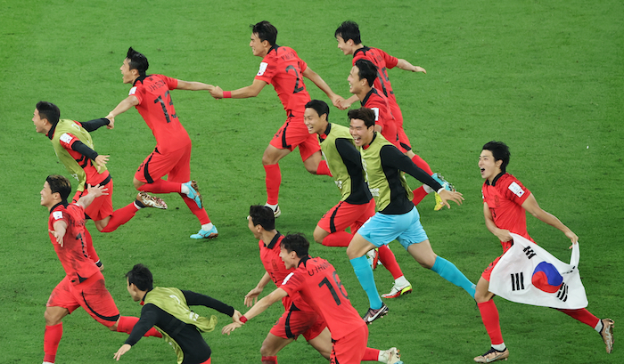 3일 오전(한국시간) 카타르 알라이얀의 에듀케이션 시티 스타디움에서 열린 2022 카타르 월드컵 조별리그 H조 3차전 대한민국과 포르투갈 경기. 포르투갈을 2-1로 이기며 16강 진출에 성공한 한국 선수들이 기뻐하고 있다. 2022.12.3 | 연합뉴스