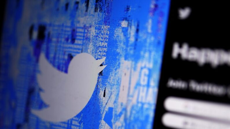 한 디지털 기기 화면에 트위터 로고가 보인다. 2022.4.25 | Gregory Bull/AP/연합뉴스