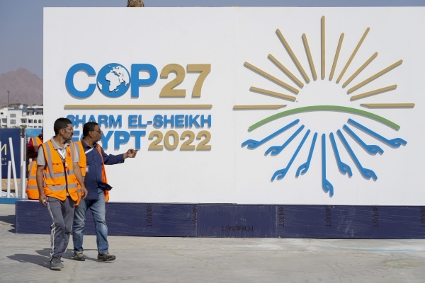 이집트 샤름 엘 셰이크에서 11월 5일(현지 시간) 노동자들이 제27차 유엔기후변화협약 당사국회의(COP27) 안내판을 보고 있다. | 연합뉴스