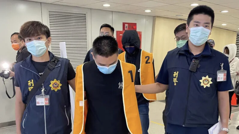22.09.18 대만 경찰이 지난달 타이베이 타오위안 공항에서 캄보디아 인신매매 사건 용의자 2명을 체포하고 있다 | AP=연합뉴스