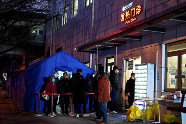 중국 베이징의 한 발열 클리닉 앞에 시민들이 줄을 서서 기다리고 있다. 2022.12.21 | JADE GAO/AFP via Getty Images/연합뉴스| 