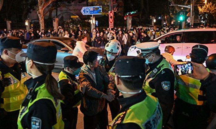 11월 27일 중국 경찰이 상하이 우루무치중루에서 신장 우루무치 화재 참사 추모 및 제로 코로나 반대 시위에 참가한 시민들을 연행하고 있다. | HECTOR RETAMAL/AFP via Getty Images