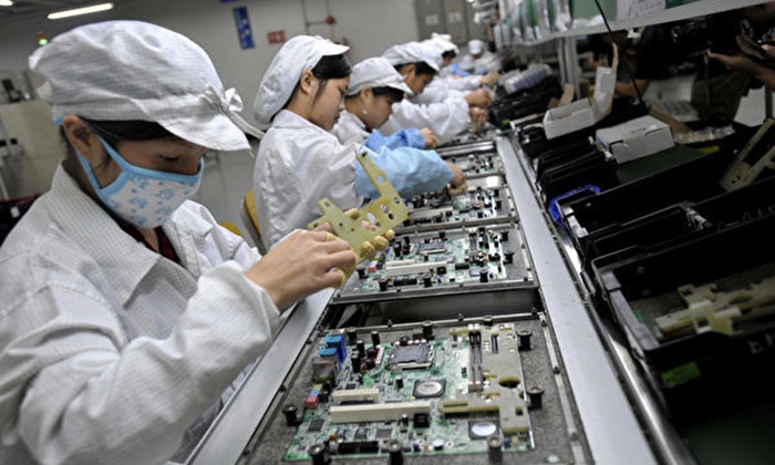 지난 11월 30일 중국 당국이 발표한 경제 데이터에 따르면 제조업, 서비스업, 건설 산업의 활동이 더욱 부진했다. 사진은 선전의 한 공장 근로자들이 전자 부품을 조립하고 있다. | AFP/Getty Images