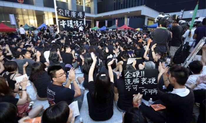 2012.09.07 홍콩 시민들이 홍콩 정부가 추진한 중국 공산당(CCP) 세뇌 교육에 대해 항의하는 모습 | The Epoch Times