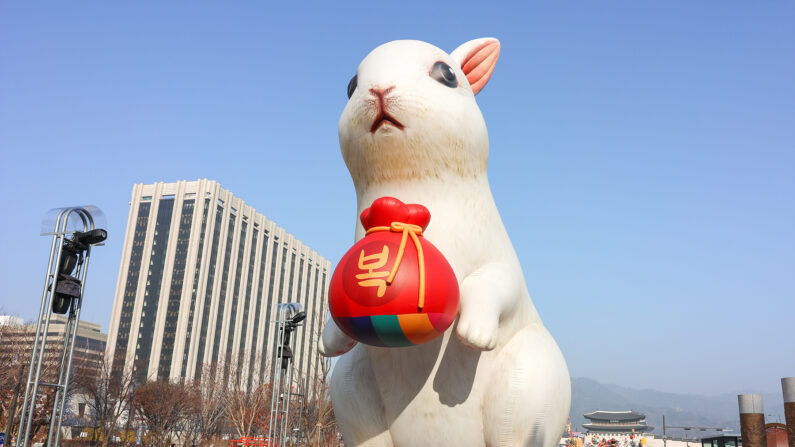 2023년 계묘년, 광화문광장에 등장한 거대한 토끼 조형물. 김국환 객원기자/에포크타임스