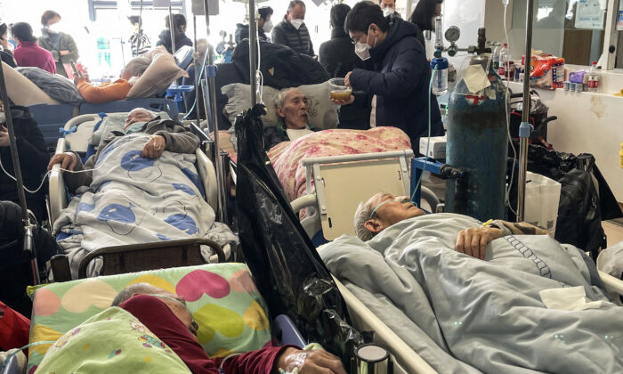 지난 3일 상하이 퉁런(同仁)병원에서 간이 침상에 실려 있는 환자들이 목격됐다. | Hector Retamal /AFP via Getty Images