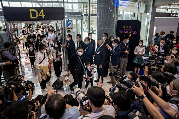 태국 부총리 겸 보건부 장관은 중국인 관광객에 대한 별도 규제가 필요치 않다고 했다. 사진은 지난 9일 태국 방콕 수완나품 국제공항에 도착하는 중국인 관광객들. | Jack Taylor / AFP
