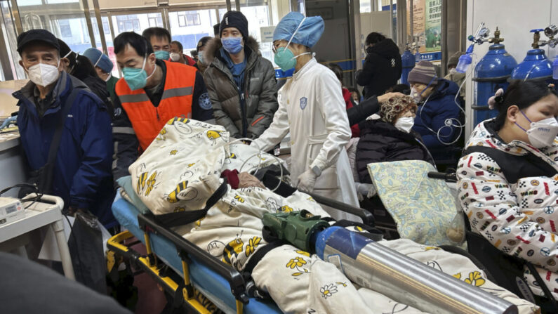중국 베이징의 한 병원 응급실에 산소 공급장치를 부착한 환자가 들것에 실려 이송되고 있다. 2023.1.2 | Getty Images