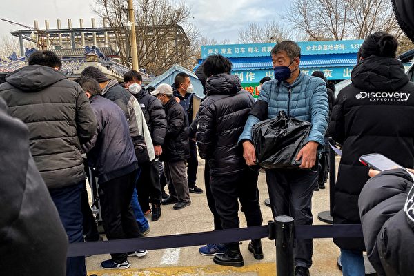 2022년 12월 14일 베이징의 한 장례식장 직원은 에포크타임스에 최근 사망자가 너무 많아 화장하려면 미리 예약해야 한다고 말했다. 사진은 2022년 12월 20일 베이징의 한 화장장에서 화장을 마친 유족이 유골함을 안고 나오는 모습. | Noel Celis/AFP