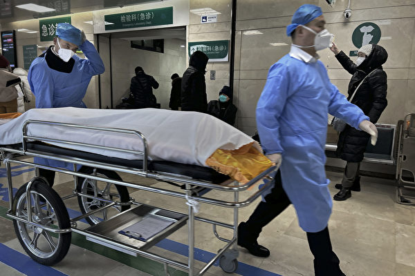 이달 1~26일 사이 중국 최고 연구기관인 중국과학원과 중국공정원 원사 15명이 사망했는데 이 중 14명이 중국공산당 당원이었다. 사진은 지난 2일 중국 베이징의 한 병원에서 직원들이 시신을 옮기는 모습. | Getty Images