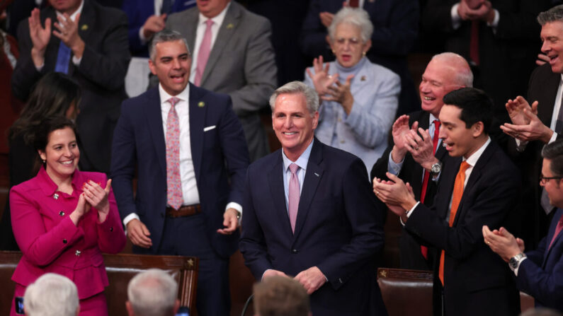 미국 공화당 하원 원내대표 케빈 매카시 의원이 하원의장으로 선찰되자 같은 당 소속 의원들이 축하하고 있다. | Win McNamee/Getty Images