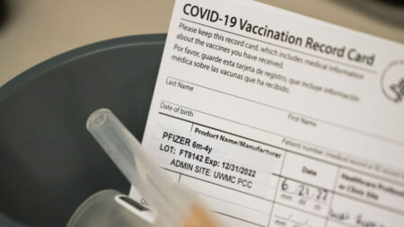코로나19 백신 임상 분석한 의사 “접종 이득인지 의문…중단해야”