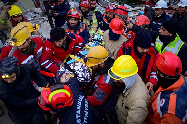 2023년 2월 12일 진도 7.8의 지진이 시리아 남동부를 강타한 후 구조대가 하타이에서 파괴된 건물 잔해에서 12세 시리아 소녀 쿠디를 대피시키고 있다. | YASIN AKGUL/AFP via Getty Images=연합뉴스