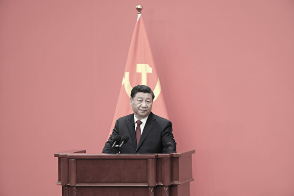 시진핑 중국 국가주석이 2022년 10월 23일 인민대회당에서 열린 제20기 중국공산당 중앙위원회 정치국 상무위원과 중외기자 간 회담에서 연단에서 연설하고 있다. | Lintao Zhang/Getty Images