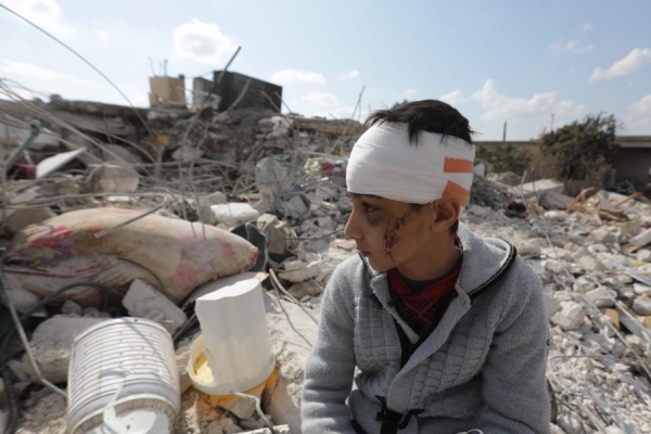 가족 잃고 잔해 더미에 앉아있는 시리아 소년 | 연합뉴스