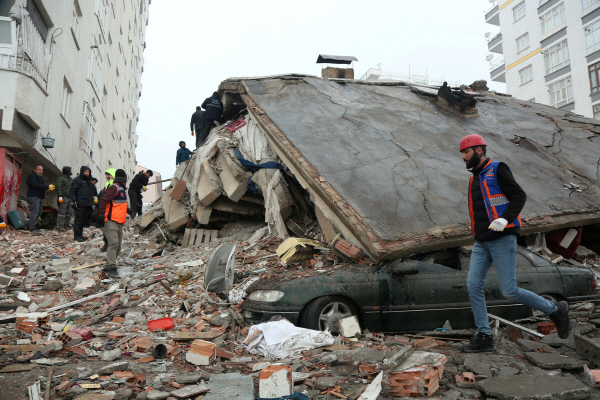 2월 6일 지진이 발생한 터키 디야르바키르에서 구조대원들이 잔해 속 생존자를 찾고 있다. | 연합뉴스