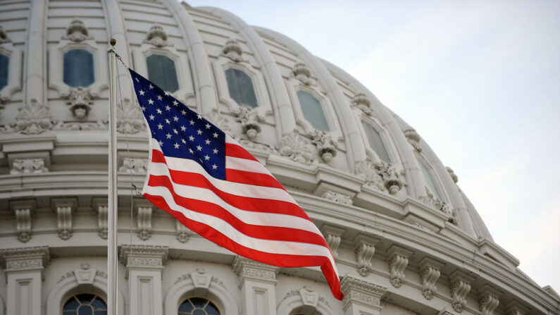 미국 국회의사당 앞에 계양된 미국 국기| STAN HONDA/AFP via Getty Images