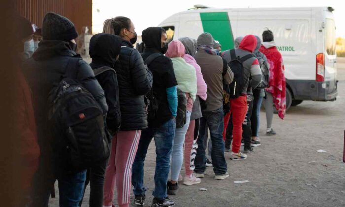 미국-멕시코 국경에서 망명을 기다리는 불법 밀입국자들｜Rebecca Noble/AFP via Getty Image/연합뉴스