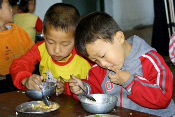 북한의 한 탁아소에서 아이들이 유엔 세계식량기구가 제공한 점심을 먹고 있다. | AP 연합뉴스