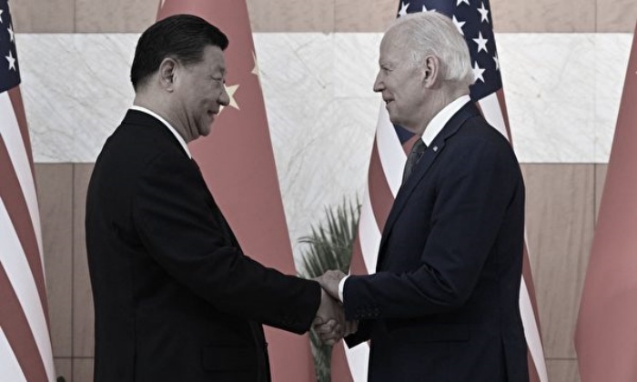 바이든 미 대통령이 2022년 11월 14일 발리에서 열린 G20 정상회의 기간 시진핑 중국공산당 총서기와 만나 악수하는 장면. | Saul Loeb/AFP via Getty Images