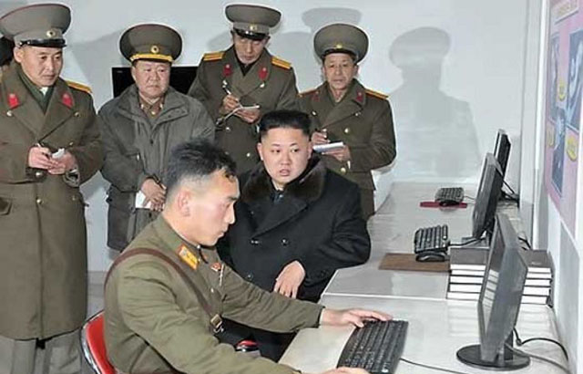 북한군 사이버 부대를 찾아 간 김정은 북한 국무위원장 | 연합뉴스