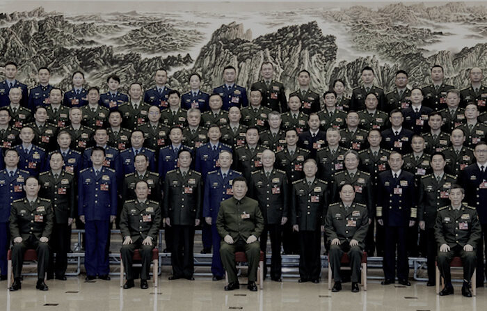 시진핑 중국 국가주석이 2023년 3월 8일 베이징에서 열린 전국인민대표대회(전인대) 인민해방군, 무장경찰부대 대표단 회의에 참석해 기념사진을 찍고 있다. | 신화/연합뉴스