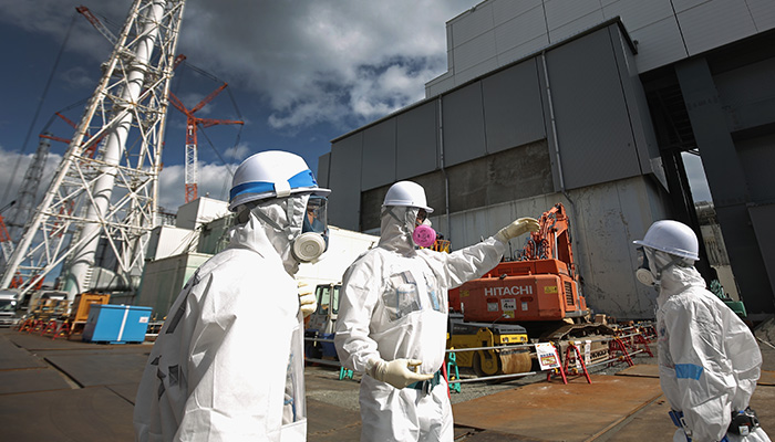 2016년 2월 25일 근로자들이 후쿠시마 원자력 발전소에서 방사능 오염 제거 작업을 하고 있다. | Christopher Furlong/Getty Images

