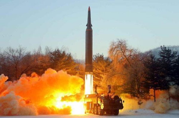 북한이 성공적으로 발사했다고 주장한 극초음속 미사일 | 연합뉴스