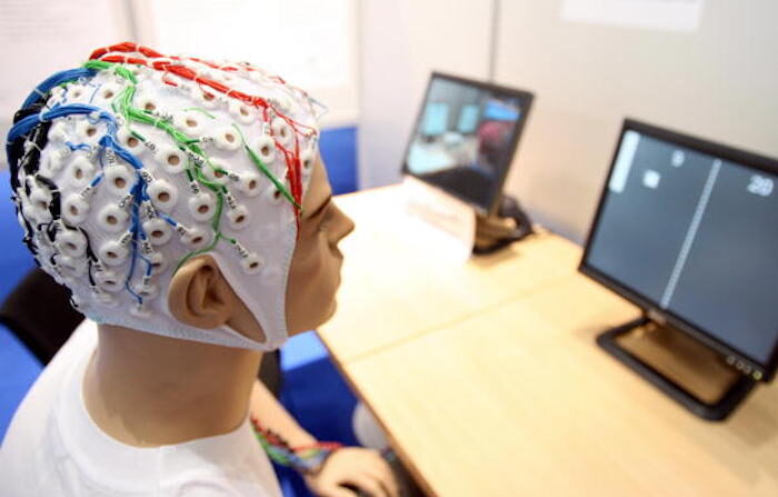 독일 하노버에서 열린 전자기기 박람회에서 마네킹에 설치한 뇌-컴퓨터 인터페이스를 시연하고 있다. | JOHN MACDOUGALL/AFP/Getty Images/연합뉴스