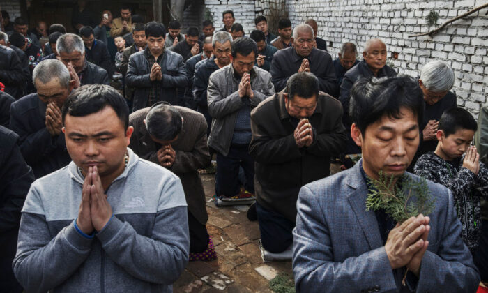 2017.04.09 중국 허베이성 스자좡시 교회에서 중국 가톨릭 신자들이 무릎을 꿇고 기도하고 있다 | Kevin Frayer/Getty Images