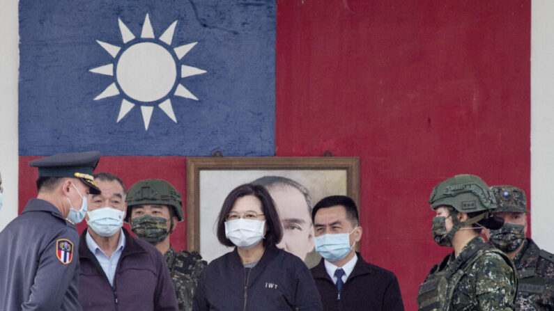 중국 공산당의 군사적 위협이 고조된 가운데, 차이잉원 대만 총통이 대만군을 시찰하고 있다. 2023.1.6 | SAM YEH/AFP via Getty Images/연합뉴스