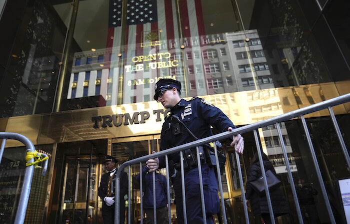 트럼프 체포설이 제기된 가운데, 뉴욕 경찰이 맨해튼 중심가의 트럼프 타워 앞에 바리케이트를 설치하고 경계를 서고 있다. 2023.3.21 | AP/연합뉴스 