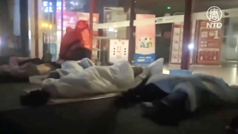 중국의 불꺼진 상점가를 노숙자들이 점거하고 있다. | NTD 화면 캡처
