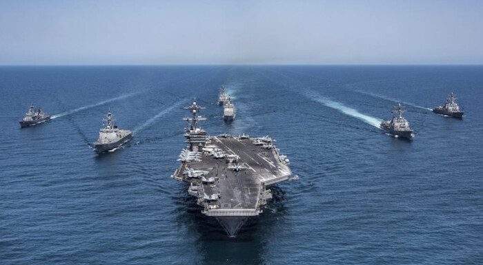 미국 핵추진 항공모함 칼빈슨호(가운데) 훈련 모습(왼쪽은 한국 해군 구축함인 양만춘함과 세종대왕함, 오른쪽은 미 해군 구축함 웨인메이어함과 마이클머피함. | 사진=미 해군