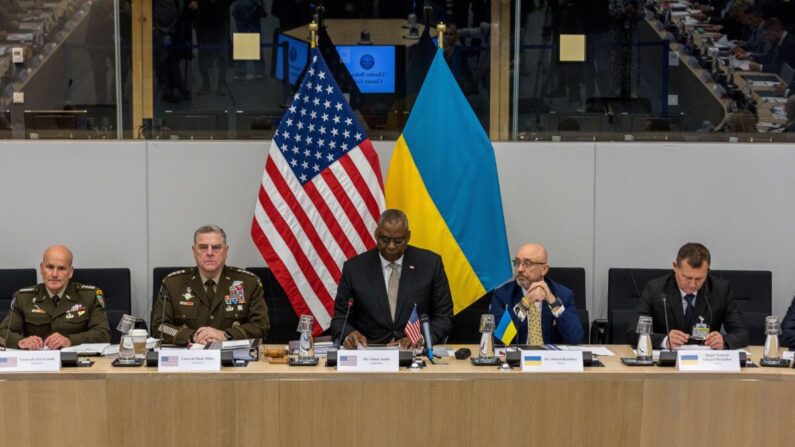 자료사진: 로이드 오스틴 미 국방장관(가운데)이 벨기에 브뤼셀의 북대서양조약기구(NATO·나토) 본부에 열린 우크라이나 방위 연락그룹 회의에서 발언하고 있다. 2022.10.12 | Omar Havana/Getty Images