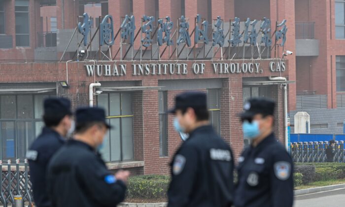 중국 후베이성 우한시의 우한 바이러스 연구소 앞에 보안요원들이 경계를 서고 있다. 2021.2.3 | HECTOR RETAMAL/AFP via Getty Images/연합뉴스