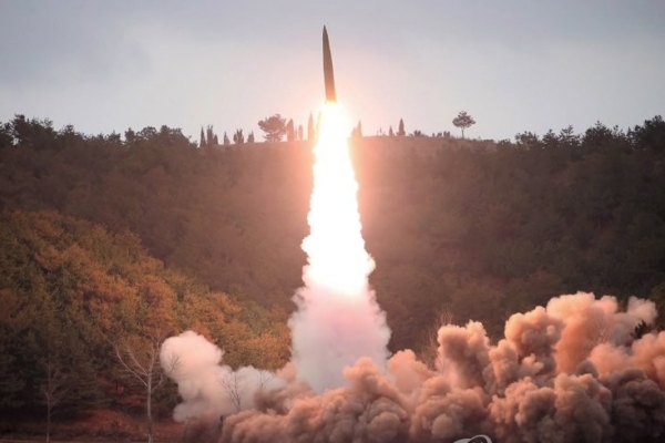 北, 또 탄도미사일 발사…美 의원 “韓 핵무기 재배치 고려해야”