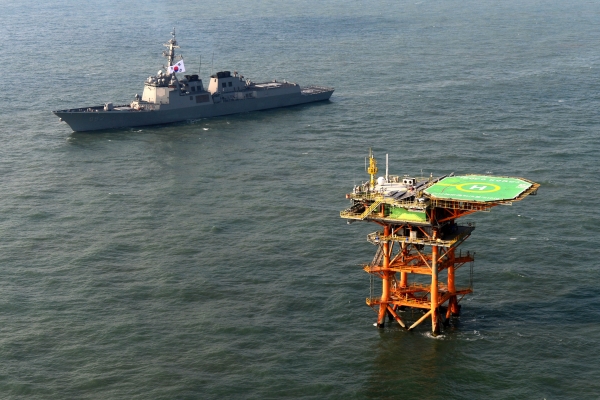 이지스함인 율곡이이함이 2013년 12월 2일 종합해양과학기지가 있는 이어도 해역에서 해상경계작전을 수행하고 있다. | 연합뉴스