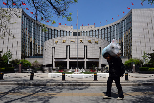 중국 중앙은행인 인민은행의 베이징 본사 건물 앞을 한 행인이 지나고 있다. | MARK RALSTON/AFP/Getty Images/연합뉴스