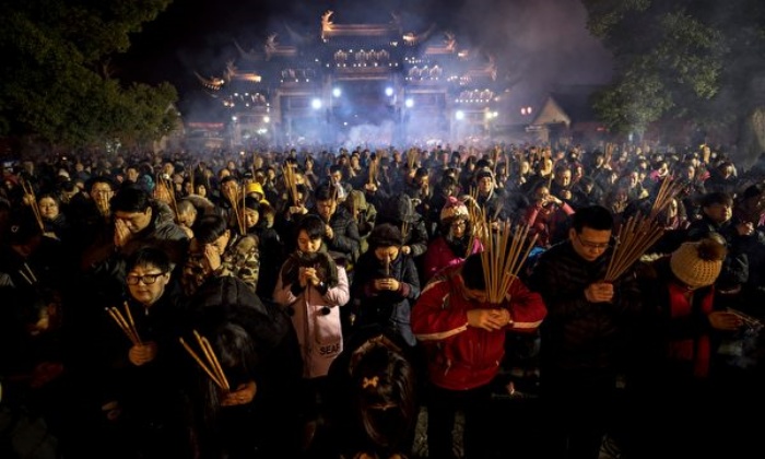 2018년 2월 15일 밤, 중국인들이 상하이의 한 절에서 향을 피우고 복을 빌고 있다. | Johannes Eisele/AFP via Getty Images