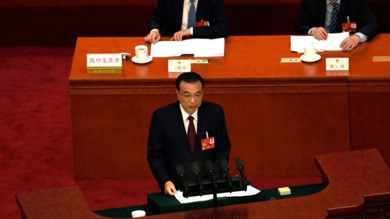 리커창 중국 국무원 총리가 5일 베이징 인민대회당에서 열린 전국인민대표대회(전인대) 제14기 1차 회의 개막식에서 업무 보고를 하고 있다 | NG HAN GUAN/AP 통신=연합