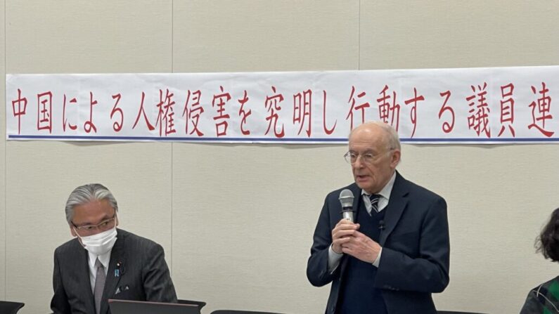 4월 4일 캐나다 출신 데이비드 메이터스 국제 인권 변호사(중간)가 일본 국회 ‘중국의 인권침해를 규명하고 대처하는 의원연합(이하 의원연합)’의 초대로 강연회에서 발언하고 있다. | Wenliang Wang/일본 에포크타임스