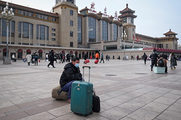 지난 1월 7일, 설 대이동이 시작된 첫날인데도 베이징 기차역에서는 여객들이 붐비는 광경을 볼 수 없었다.| Wang Zhao/AFP via Getty Images