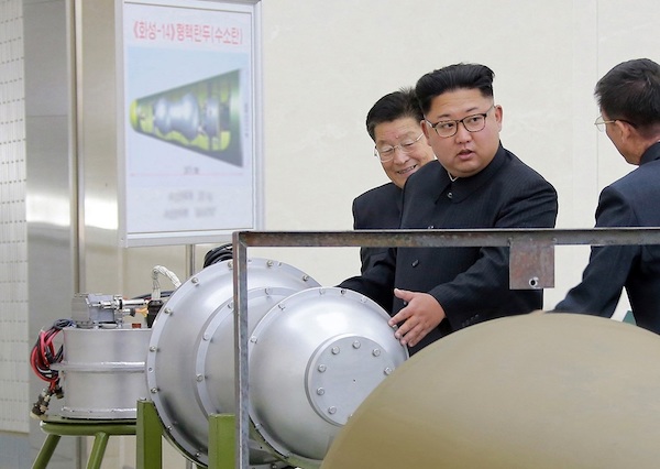 2017.09.03 북한 김정은 국무위원장이 ‘핵무기 병기화 사업’ 현장을 둘러보고 있다. | 조선중앙통신=연합뉴스