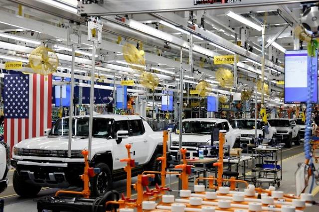 미국 미시간 주에 위치한 GM 자동차 공장에서 전기 자동차가 조립되고 있다. | 로이터=연합