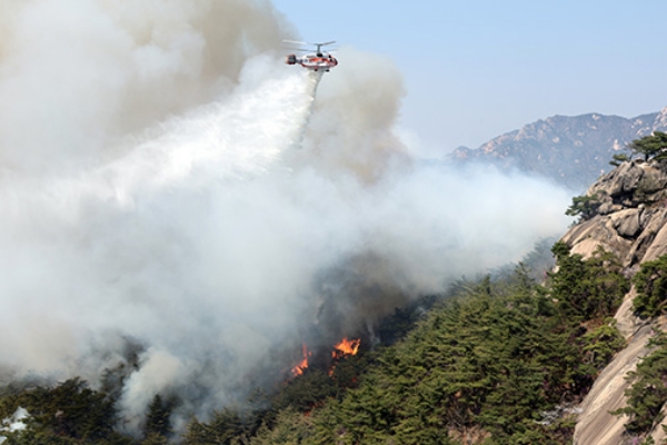 4월 2일 오후 산불이 발생한 서울 종로구 인왕산에서 소방헬기가 진화 작업을 하고 있다. | 연합뉴스