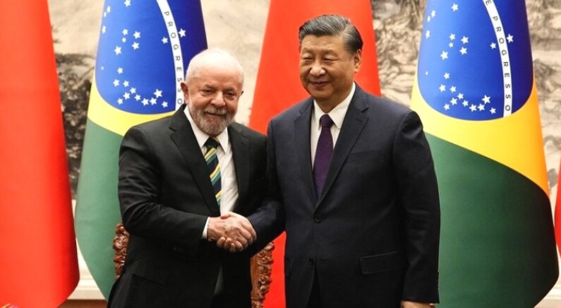 베이징에서 조우한 루이스 이나시우 룰라 다 시우바 브라질 대통령(좌), 시진핑 중국 국가주석 | 연합뉴스
